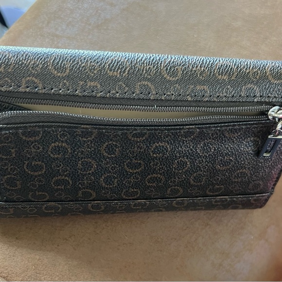 Guess Trifold Clutch Wallet with Multiple Compartments. - Picture 4 of 6